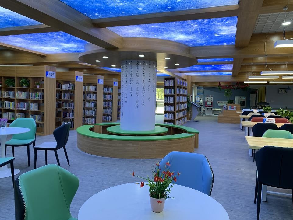 书山有路勤为径 学海无涯苦作舟——梅州市剑英图书馆智慧书房欢迎您