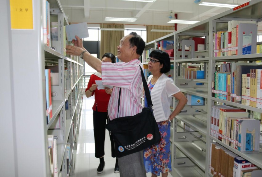 06古远清教授参观我馆地方文献书库.JPG