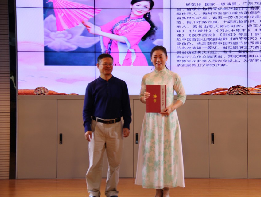 市文广新局温文青局长向杨苑玲老师颁发聘书_副本.jpg