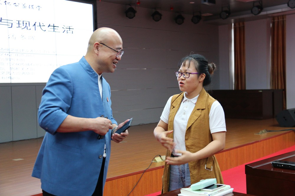 与听众交流_副本.jpg 与听众交流_副本.jpg